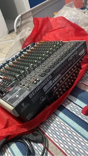 Mesa de som Behringer Xenyx X2442USB