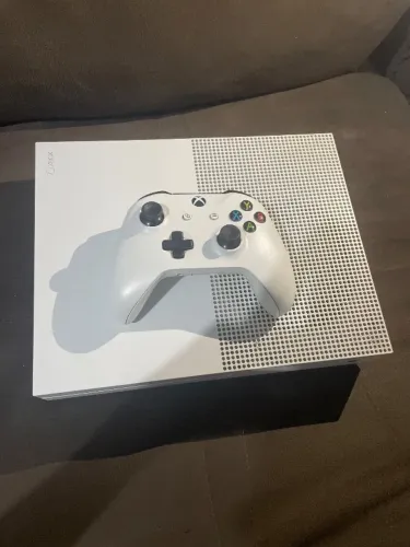 Xbox one S - 1TB (Usado) + Controle original (Usado)