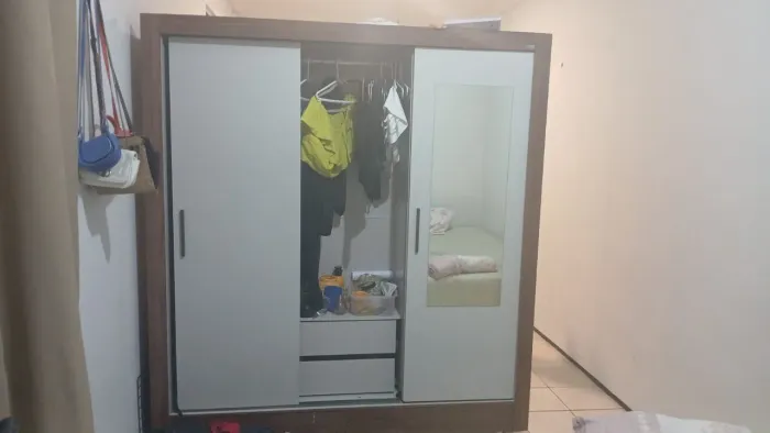 Guarda roupa em estado de novo