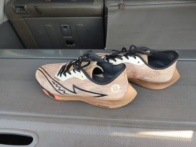 Tênis de corrida com placa 