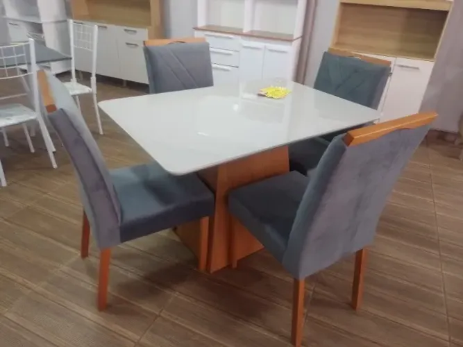 Mesa com vidro + 4 cadeiras em promoção