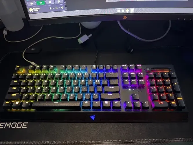 Vendo teclado Blackwidow v3 extremamente novo e conservado 