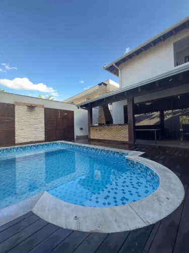 Linda casa reformada no condomínio Alphagarden