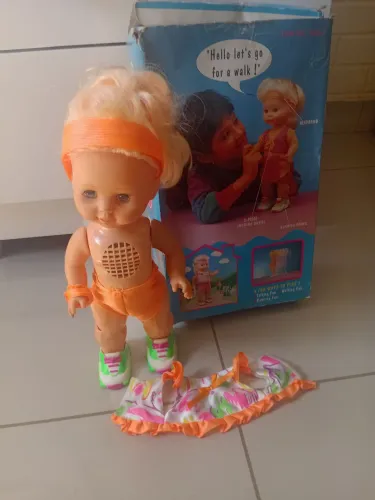 Boneca antiga ela anda e fala