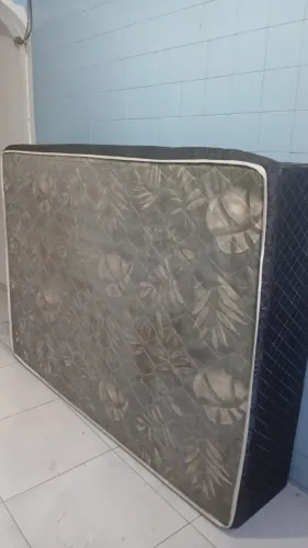 base de cama com pequeno colchão