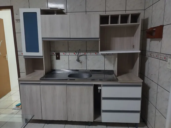 Jogo de cozinha com mesa, fogão e forno