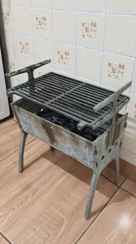 Vende-se churrasqueira de ferro fundido 