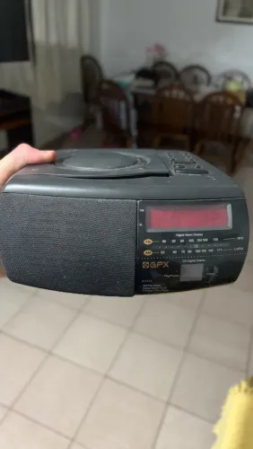 rádio-relógio com CD da marca GPX, Modelo: D700