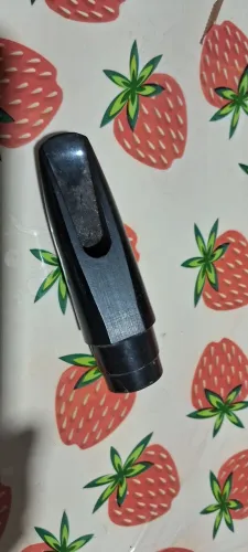 Boquinha  para sax tenor usada no estado, esta com um pedacinho quebrado  no encaixe. 