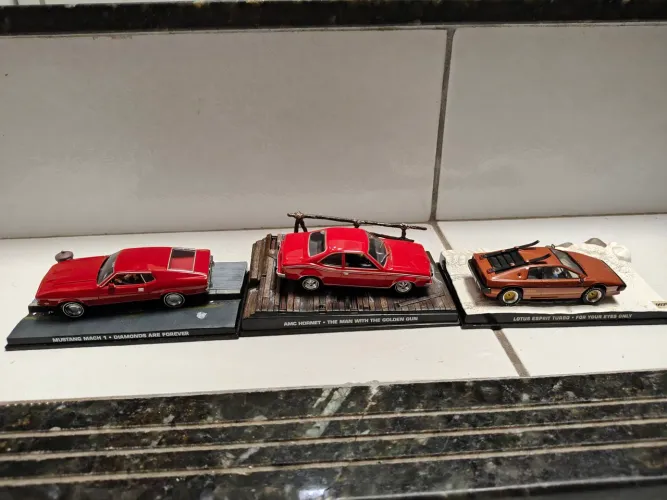 Três miniaturas de carros filme 007.escala 1:43