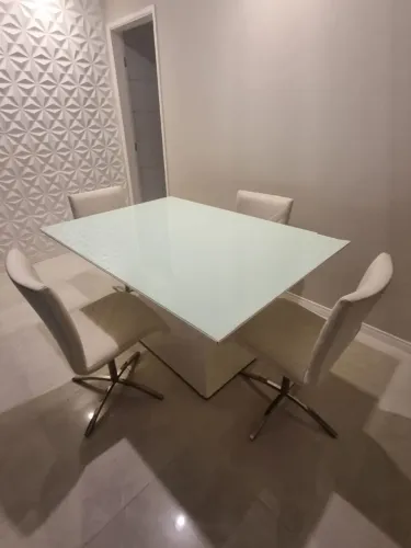 Excelente oportunidade!!! Mesa de jantar retangular 1.40 X 1.00 (laca)