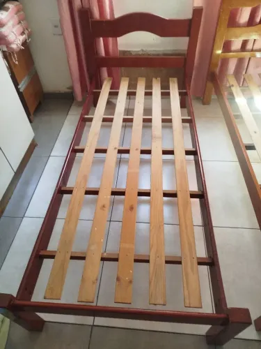 Vendo 2 camas de madeira novas. R$300,00 Cada uma.