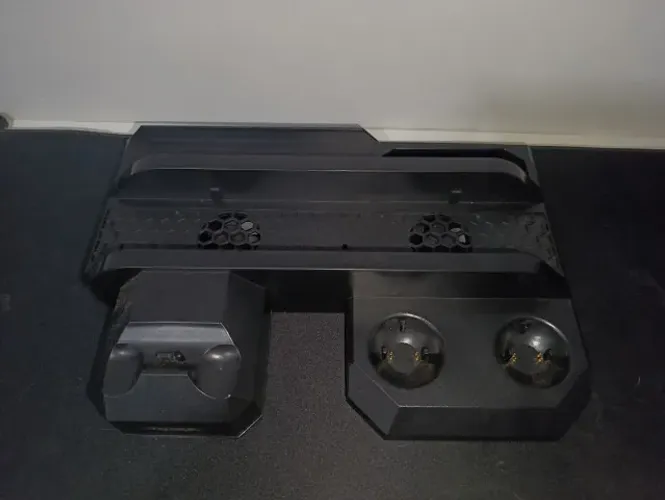 Base Vertical Multifuncional para PS4 (Dock Carregador + Porta Jogos)