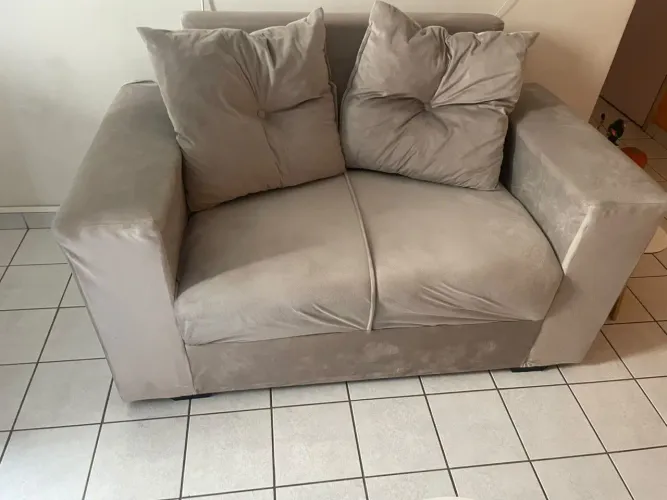 Vendo sofá de 2 lugares - novo (3 meses de uso)
