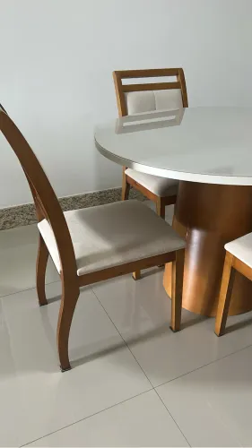 Mesa moderna em perfeito estado 