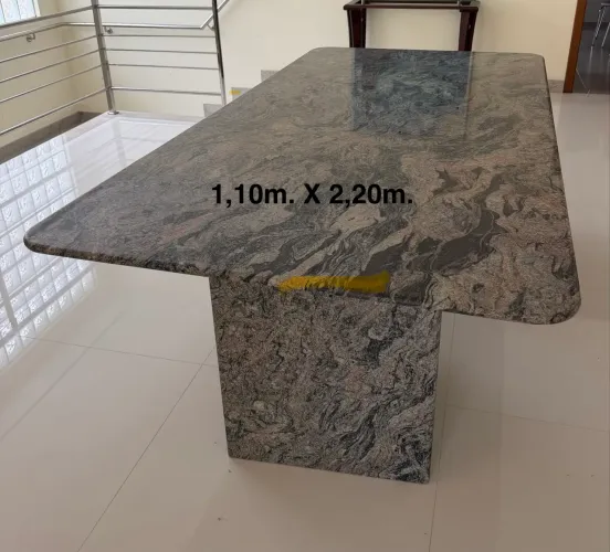 Mesa de granito raro