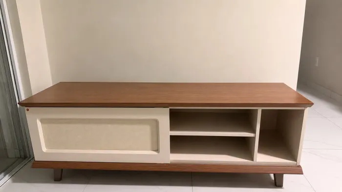 Rack para TV Retrô em MDF Off White e Madeira - Excelente Estado