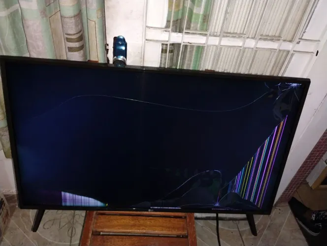 TV LG LED SMart 43 Polegadas Modelo 43LJ5550 Tela trincada ligando