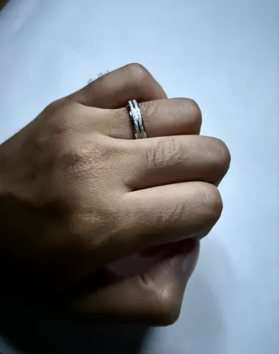 Anel de Prata Fina Diamantinada em Ótimo Estado ?