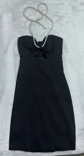 Vestido preto com detalhe brilhoso 