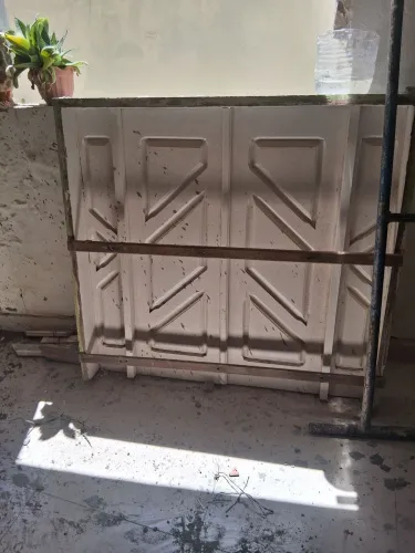 Vendo porta de madeira e janelas.