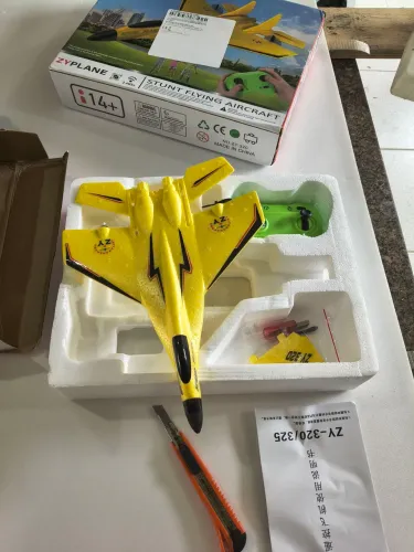 Aeromodelo jato zy de controle