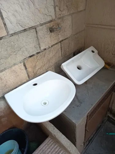 Dois lavatórios de louça / cerâmica 