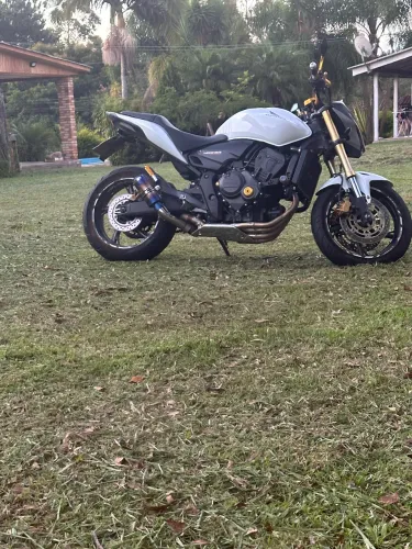 Hornet 600 branca 
