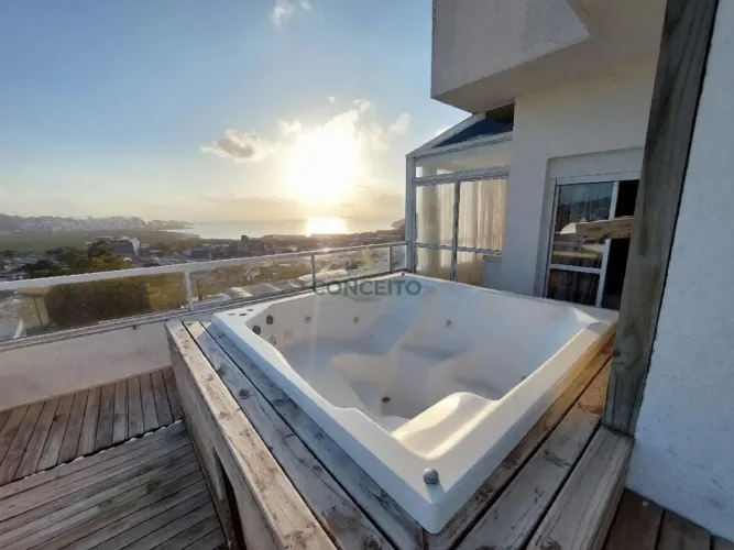 Cobertura Mobiliada com 3 Dormitórios, Jacuzzi e Vista para Área Verde  Itacorubi