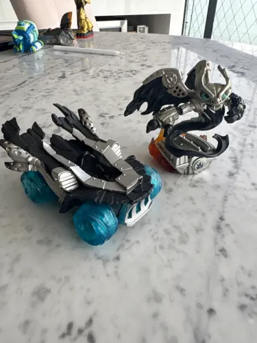 Pacote 2 Skylanders Dark - Spitfire + Hot Streak