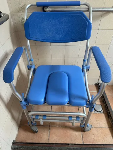 Cadeira Higiênica com apoio de braços removíveis com assento impermeável e acolchoado