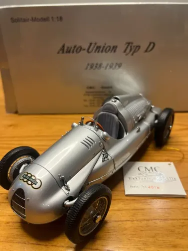 Miniatura Auto Union Type D 1938-1939 CMC 1:18