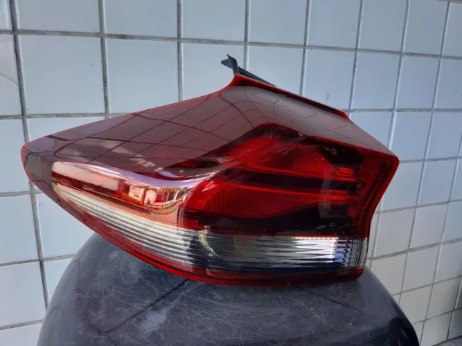 Lanterna traseira Chevrolet Onix Tracker (2020/2024) Original GM
