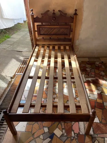 Cama de solteiro em madeira maciça (imbuia)