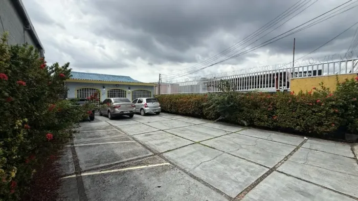 Vendo casa comercial em plena Av. Macéio, Cj. Vieiralves, Ótima para clínicas