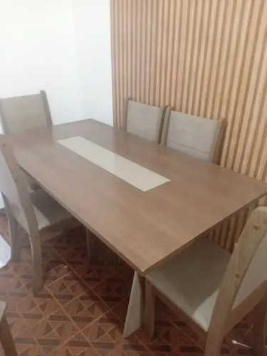 Vendo mesa com 6 cadeiras  sendo 01 está danificada  mas dá  pra consertar 