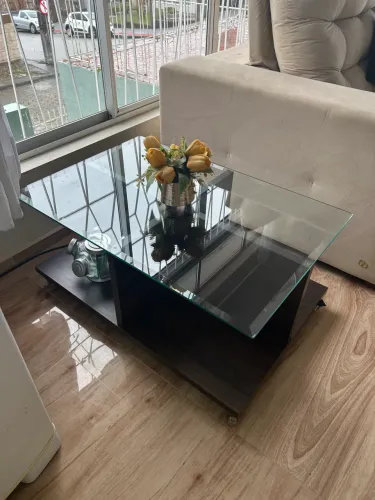 Mesa de centro de madeira maciça com tampo de vidro