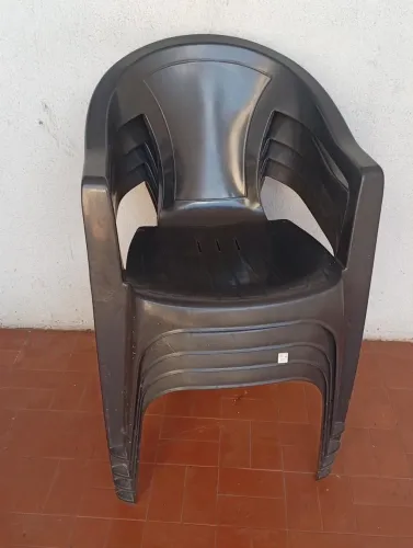 Mesa de plástico com 4 cadeiras