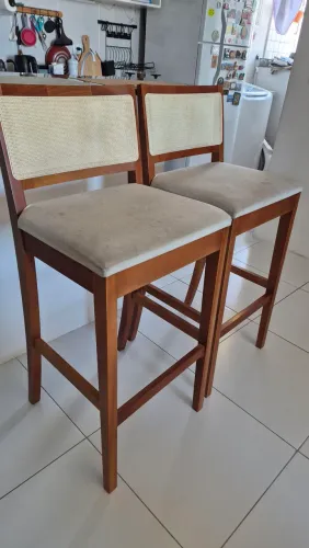 Conjunto com 2 banquetas altas com encosto - madeira e linho off white