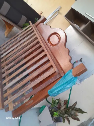 Vende cama de madeira com colchão plumatex novo