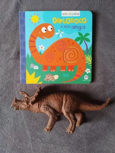 livro sensorial + brinquedo