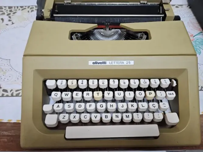 Máquina de escrever Olivetti Lettera 25 com capa original