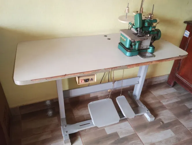 Vendo uma máquina semi industrial overlock