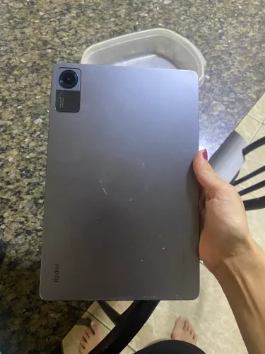 Este é um tablet Xiaomi Redmi Pad SE com acabamento em cinza grafite