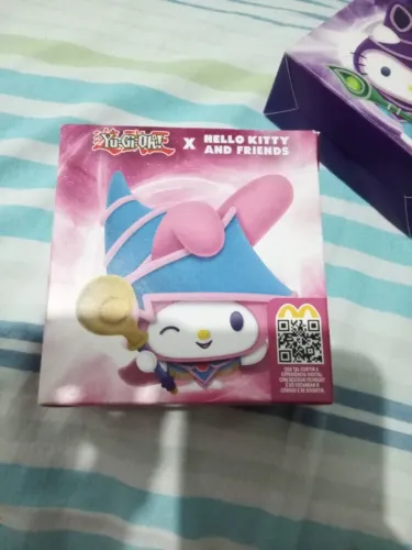 Pelúcia Hello Kitty Yu-Gi-Oh Pequena Maga Negra