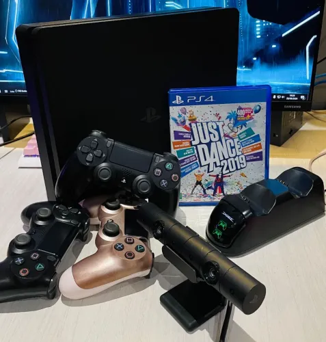 Ps4 Slim 1TB + 3 controles DualShock 4 + Câmera + Base DOBE + Just Dance 2019