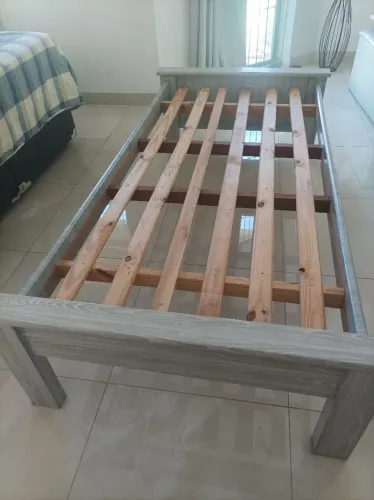 Cama de solteiro resistente. Comprimento: 2 metros. Largura: 106 cm. Altura:50 cm.