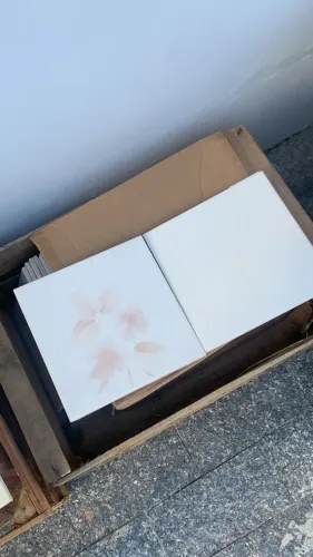 Revestimento Cerâmico - Azulejo Claro - Desenho Flores - modelo antigo - POA/RS