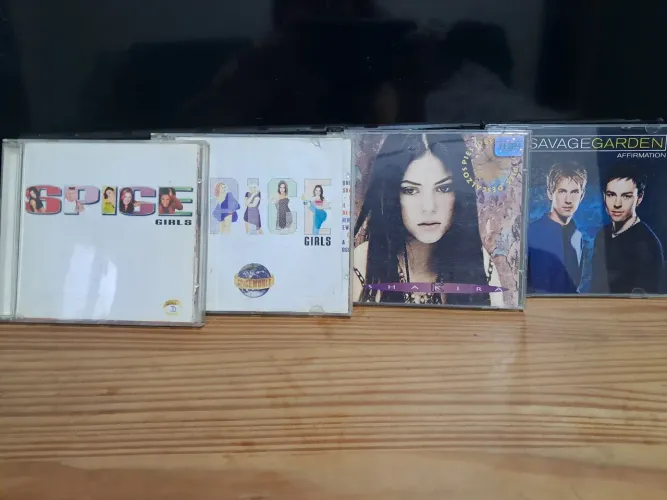 CDs, Dvds antigos e livros