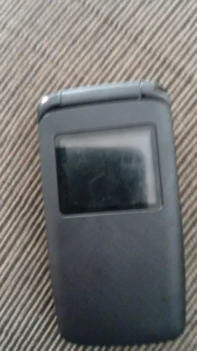 Vendo celular de botão para retirar as peças 